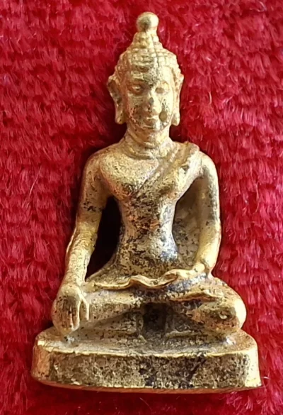 50บาท...รูปหล่อพระเชียงแสนสิงห์๑ วัดพระแก้ว อ.เมือง จ.เชียงรายค่ะ
