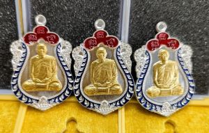 เหรียญเสมาเนื้อเงิน หน้าทองคำแท้ อายุวัฒนมงคล ครบ๕รอบ พระอาจารย์นก ฐิตธมฺโม ครับ