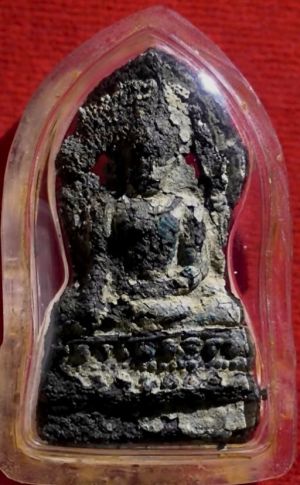 พระพุทธชินราชใบเสมา กรุวัดพระศรีรัตนมหาธาตุ พิมพ์ใหญ่ฐานสูง เนื้อชินเงิน จ.พิษณุโลก (พระนิยม)  +++ พร้อมบัตรรับรองพระแท้จากสมาคมฯ +++