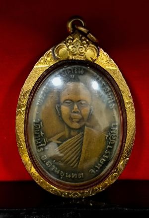 หลวงพ่อคูณ ปี 2519 เนื้อทองแดง พร้อมกรอบทองคำแท้ สภาพใช้งาน++บัตรรับรองพระแท้