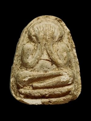 พระปิดตาหลังยันต์อิติฐานสูง เนื้อผงพุทธคุณ หลวงปู่เฮี้ยง วัดป่า ชลบุรี ปี 2509