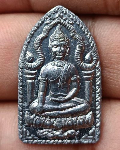 17.พระยอดขุนพลปั๊ม หลวงพ่อฑูรย์ วัดโพธินิมิตร เนื้อชินพิมพ์เล็ก พ.ศ. 2527 สูง 3 ซ.ม. สร้างจากเนื้อชินกรุเก่าที่ชำรุดแตกหัก