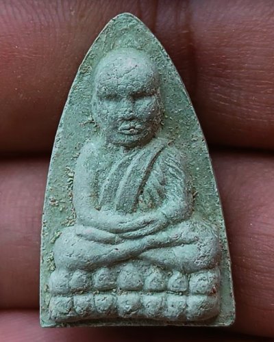 หลวงปู่ทวดเนื้อผงสีเขียวก้านมะลิหลังแผ่นตะกรุดเงิน รุ่นตำหนักทอง หลวงปู่ทอง สุสังวโร วัดป่ากอสุวรรณ จ.สงขลา พ.ศ. 2540 ตอกโค้ด+เลขสูง 3.2 ซ.ม.