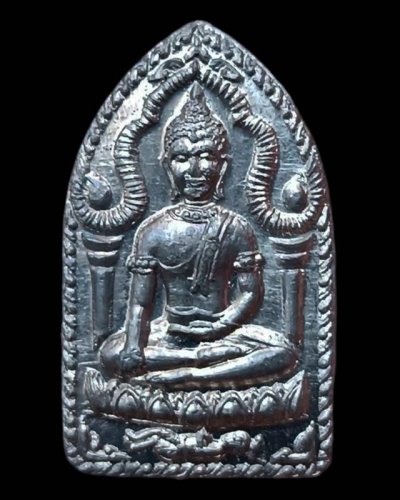 15.พระยอดขุนพลปั๊ม หลวงพ่อฑูรย์ วัดโพธินิมิตร เนื้อชินพิมพ์เล็ก พ.ศ. 2527 สูง 3 ซ.ม. สร้างจากเนื้อชินกรุเก่าที่ชำรุดแตกหัก