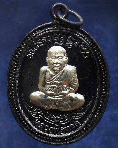 กรรมการ !!! เลข 70...เหรียญหลวงปู่ทวด หลังพ่อท่านเขียว วัดห้วยเงาะ รุ่นกิตติคุโณ 82 เนื้อทองแดงรมดำหน้า-หลังอัลปาก้า โค้ด-เลข พร้อมกล่องเดิม พ.ศ. 2553 สร้างแจกกรรมการ 999 องค์