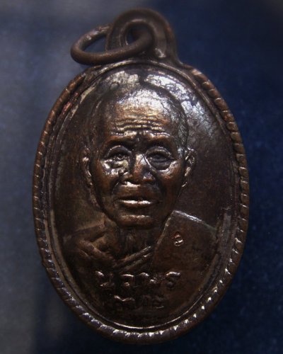 28.เหรียญนวพร (หลังเต่า) หลวงพ่อคูณ วัดบ้านไร่ ศูนย์การทหารปืนใหญ่สร้างถวาย ตอกโค้ด พ.ศ. 2537 พร้อมกล่องเดิม