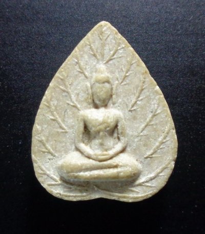 พระผงกลีบบัว หลวงพ่อคูณ วัดบ้านไร่ จ.นครราชสีมา ปี 2517 สวยครับ