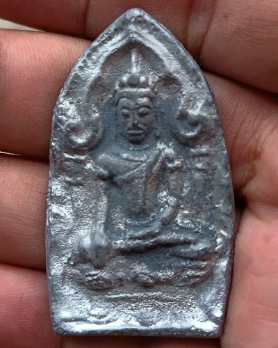 2.พระยอดขุนพลหล่อพิมพ์อยุธยา หลวงพ่อฑูรย์ วัดโพธินิมิตร เนื้อชิน พ.ศ. 2527 สูง 5 ซ.ม. สร้างจากเนื้อชินกรุเก่าที่ชำรุดแตกหัก