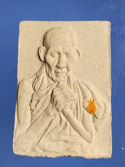 ## 100 ## พระผงรูปเหมือน หลวงพ่อเกษม เขมโก หลังพญาครุฑ รุ่นบุญรักษา สำนักสุสานไตรลักษณ์ จ.ลำปาง ปี 2532