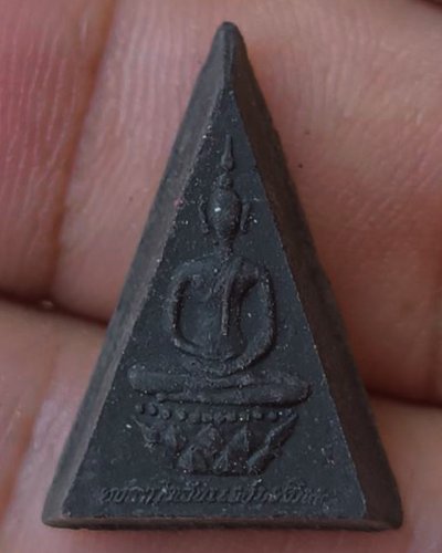 4.พระกำลังแผ่นดิน พิมพ์คะแนน (เล็ก) มวลสารจิตรลดา ในหลวงครองราชครบ 50 พรรษา พ.ศ. 2539 สร้างน้อยหายาก พร้อมกล่องเดิม