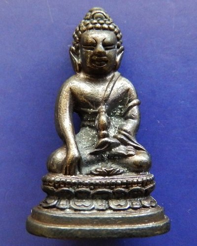 5.กริ่งพระพุทธนวมหาราชายุจฉับปริวัตนมงคล ในหลวงครบ 6 รอบ จัดสร้างโดยสำนักนายกรัฐมนตรี พ.ศ. 2542 กล่องเดิม