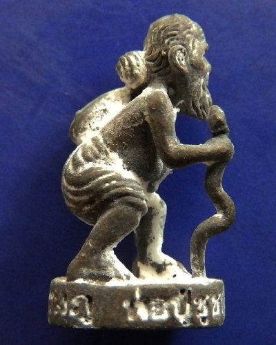 5.พ่อปู่ชูชกเทพขอได้ รุ่นแรก หลวงปู่คำบุ วัดกุดชมภู พ.ศ. 2553 เนื้อทองทิพย์ ยิงโค๊ด-เลข พร้อมกล่องเดิม