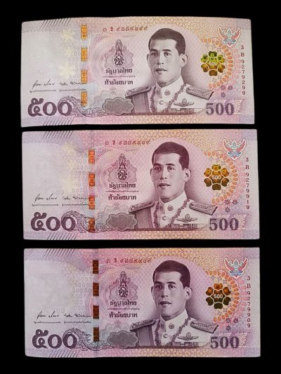 ธนบัตรชุดแรกในรัชกาลที่ 10 ราคา 500 บาท เป็นแบบที่ 17 เลข 9 หน้า 9 หลัง พร้อมกัน 3 ใบ สภาพUNC 2 ใบ+มีรอยพับเล็กน้อย 1 ใบ