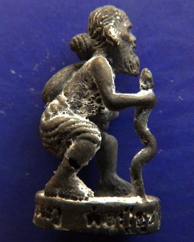 8.พ่อปู่ชูชกเทพขอได้ รุ่นแรก หลวงปู่คำบุ วัดกุดชมภู พ.ศ. 2553 เนื้อทองทิพย์ ยิงโค๊ด-เลข พร้อมกล่องเดิม