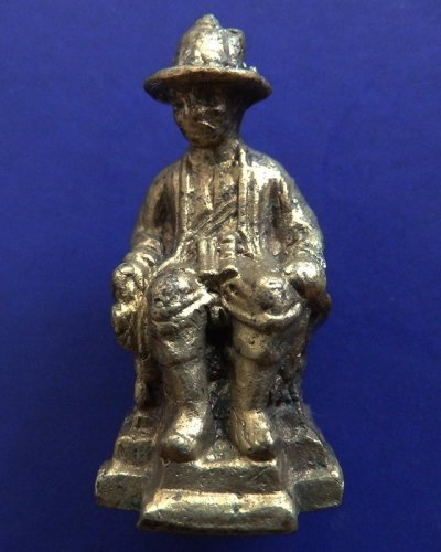 รูปหล่อพระเจ้าตากสิน เนื้อทองดอกบวบ เจ้าคุณศรี (สนธิ์) วัดสุทัศน์ พ.ศ. 2494 มีหน้าตา จมูก ปากครบ น้ำทองกระจาย