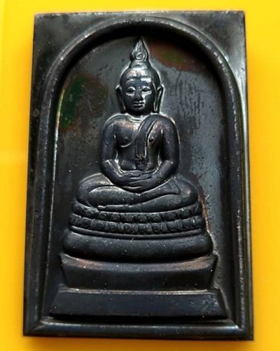 10.สมเด็จพระพุทธนวมหาราชายุจฉับปริวัตนมงคล ในหลวงครบ 6 รอบ จัดสร้างโดยสำนักนายกรัฐมนตรี พ.ศ. 2542 กล่องเดิม ตอกโค้ด