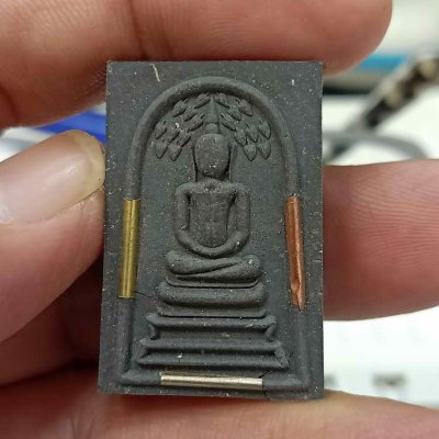 2-42 วัดใจ 100 สมเด็จปรกโพธิ์ หลวงปู่โต๊ะ วัดถ้ำสิงโตทอง จ.ราชบุรี ปี 2565 เนื้อผงสีดำ ตะกรุด 3 ดอก หมายเลข 11 กล่องเดิม