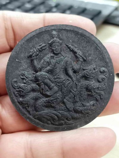 2-1857 G#3 วัดใจ 50  จตุคามรามเทพ รุ่น อริยทรัพย์ไหว้ครู 50 พระอาจารย์ประสูติ ปิยธัมโม วัดในเตา จังหวัดตรัง ปี 2550 ว่านดำ 5 cm. กล่องเดิม