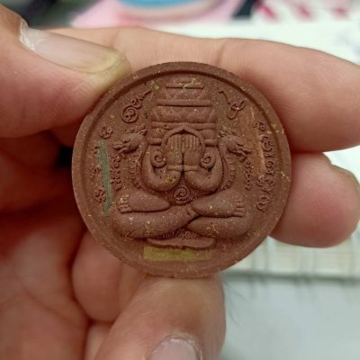 2-225 วัดใจ 50 พระผงพังพระกาฬ รวยเหนือดวง หลวงปู่อิ่ม วัดทุ่งนาใหม่ จ.นครศรีธรรมราช เนื้อผงชานหมาก ตะกรุด 3 ดอก หมายเลข 92 กล่องเดิม