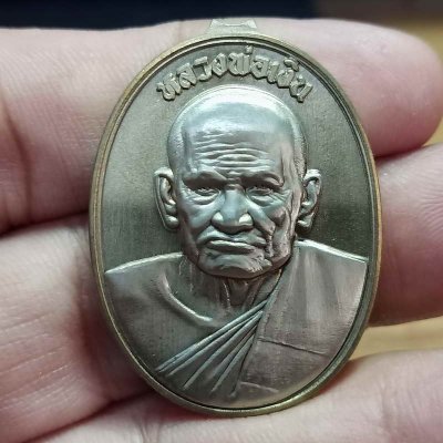 2-553 วัดใจ 100 รุ่นบูรณะอุโบสถ หลวงพ่อเงิน วัดท้ายน้ำ จ.พิจิตร ปี 2566 เนื้อทองทิพย์ซาติน หน้ากากอัลกาก้าซาตินหน้า-หลัง หมายเลข 15 กล่องเดิม