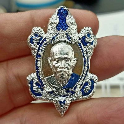 2-556 วัดใจ 150 วัดจัดสร้าง เหรียญพญาเต่า พลิกชีวิตพลิกชะตา ชนะจน หลวงปู่หลิว ออกวัดสี่แยกเจริญพร จ.นครปฐม ปี 2567 เนื้อชนวน หน้ากากองค์ ซุ้มประกบชุบเงิน ลงยาน้ำเงิน โค้ดหลิว นำฤกษ์ หมายเลข 13 กล่องเดิม