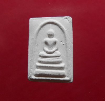 (120-) พระสมเด็จพิมพ์คะแนน พระบรมพุทธเทพมงคล ธรรมรัตนะ ต.ศรีจุฬา อ.เมือง จ.นครนายก ปี47 เนื้อผงสีขาว พร้อมกล่องเดิมจากวัด สวยครับ