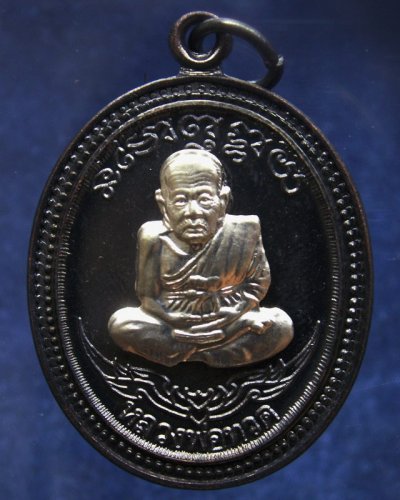 กรรมการ !!! เลข 47...เหรียญหลวงปู่ทวด หลังพ่อท่านเขียว วัดห้วยเงาะ รุ่นกิตติคุโณ 82 เนื้อทองแดงรมดำหน้า-หลังอัลปาก้า โค้ด-เลข พร้อมกล่องเดิม พ.ศ. 2553 สร้างแจกกรรมการ 999 องค์