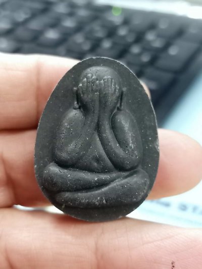 2-1872 วัดใจ 100 G#3 พระปิดตามหาลาภ รามัญ หลวงพ่อชำนาญ วัดชินวราราม จ.ปทุมธานี ปี 2561 ผงดำใบลาน เสกนาน 2 ปี ในลังปืน***สายวัดชินวรารามวรวิหาร