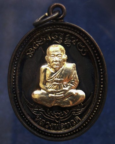 กรรมการ !!! เลข 155...เหรียญหลวงปู่ทวด หลังพ่อท่านเขียว วัดห้วยเงาะ รุ่นกิตติคุโณ 82 เนื้อทองแดงรมดำหน้า-หลังอัลปาก้า โค้ด-เลข พร้อมกล่องเดิม พ.ศ. 2553 สร้างแจกกรรมการ 999 องค์