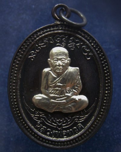 กรรมการ !!! เลข 151...เหรียญหลวงปู่ทวด หลังพ่อท่านเขียว วัดห้วยเงาะ รุ่นกิตติคุโณ 82 เนื้อทองแดงรมดำหน้า-หลังอัลปาก้า โค้ด-เลข พร้อมกล่องเดิม พ.ศ. 2553 สร้างแจกกรรมการ 999 องค์