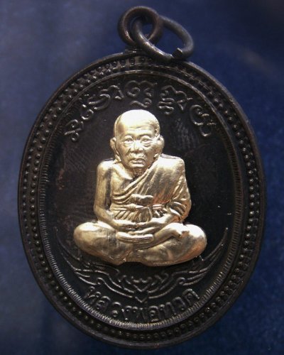 กรรมการ !!! เลข 122...เหรียญหลวงปู่ทวด หลังพ่อท่านเขียว วัดห้วยเงาะ รุ่นกิตติคุโณ 82 เนื้อทองแดงรมดำหน้า-หลังอัลปาก้า โค้ด-เลข พร้อมกล่องเดิม พ.ศ. 2553 สร้างแจกกรรมการ 999 องค์