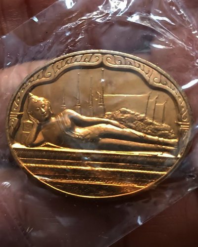 20.เหรียญพระนอน หลัง ภปร. พิธีใหญ่วัดโพธิ์ ฉลองในหลวงพระชนมายุครบ 5 รอบ พ.ศ. 2530 ไม่ผ่านการใช้ ซองเดิมๆ