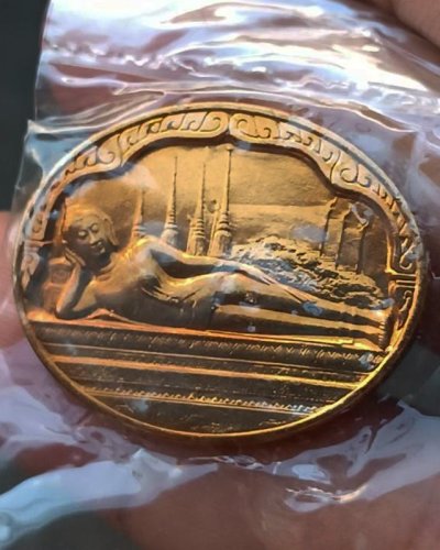 18.เหรียญพระนอน หลัง ภปร. พิธีใหญ่วัดโพธิ์ ฉลองในหลวงพระชนมายุครบ 5 รอบ พ.ศ. 2530 ไม่ผ่านการใช้ ซองเดิมๆ