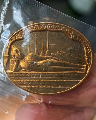 11.เหรียญพระนอน หลัง ภปร. พิธีใหญ่วัดโพธิ์ ฉลองในหลวงพระชนมายุครบ 5 รอบ พ.ศ. 2530 ไม่ผ่านการใช้ ซองเดิมๆ