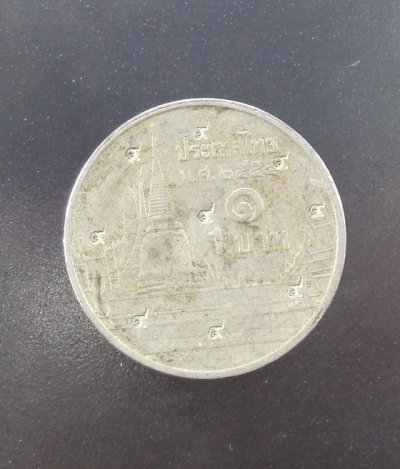 (70-) เหรียญหนึ่งบาท ในหลวงรัชกาลที่ 9 ตอกโค๊ตเลข ๙ ตอกโค๊ต 9 ตัวครับ