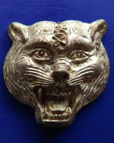 3.หน้ากากเสือหล่อโบราณ เนื้อทองทิพย์ หลวงปู่คำบุ วัดกุดชมภู ตอกโค้ด+เลข พร้อมกล่องเดิม