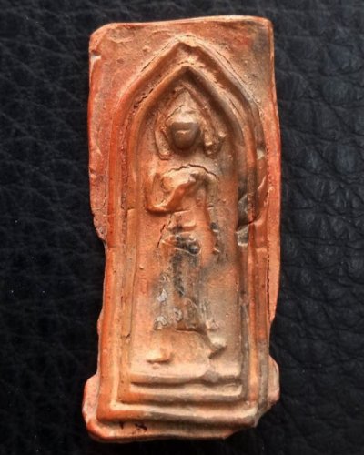 พระเนื้อดิน กรุทับผึ้ง จ.สุโขทัย พ.ศ. 2473 หลังเรียบไม่ตัดปีก สูง 4 ซ.ม.เศษ