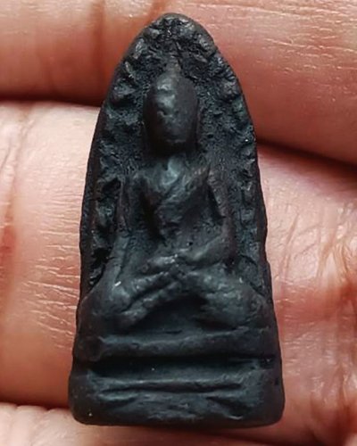 พระรอดเนื้อดินสีดำ พระบ้านเก่าเก็บหลายสิบปี สูง 2.5 ซ.ม. พร้อมกล่องเดิม พระแท้ไม่ทราบวัด