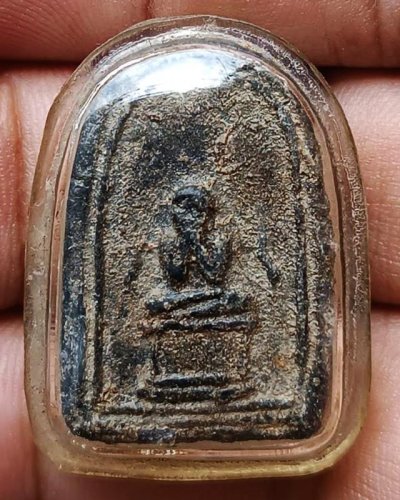 ปิดตาเนื้อผงใบลาน มีคราบไข แกะจากเลี่ยมตลับทองกันน้ำ เก่าเก็บหลายสิบปี ไม่ทราบที่