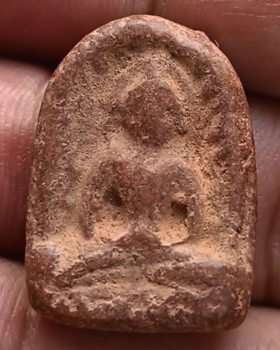 พระเนื้อดิน พิมพ์ซุ้มกอเล็ก ขนาดสูง 2.3 ซ.ม. พระบ้านเก่าเก็บหลายสิบปี ไม่ทราบเกจิสร้าง