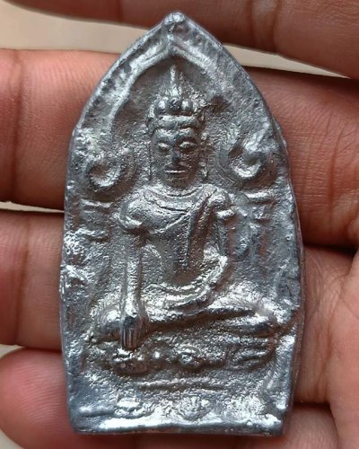 6.พระยอดขุนพลหล่อพิมพ์อยุธยา หลวงพ่อฑูรย์ วัดโพธินิมิตร เนื้อชิน พ.ศ. 2527  สูง 5 ซ.ม. สร้างจากเนื้อชินกรุเก่าที่ชำรุดแตกหัก