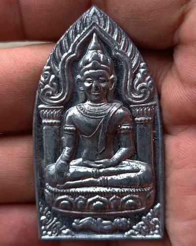 16.พระยอดขุนพลปั๊มพิมพ์สุพรรณ หลวงพ่อฑูรย์ วัดโพธินิมิตร เนื้อชินพิมพ์ใหญ่ พ.ศ. 2527 สูง 5.7 ซ.ม. สร้างจากเนื้อชินกรุเก่าที่ชำรุดแตกหัก