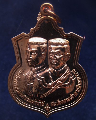 8.เหรียญ 2 มหาราช หลังยันต์องการมหาอุทัยใหญ่ สมทบทุนสร้าง ร.พ. 84 พรรษามหาราช พ.ศ. 2555 เนื้อทองแดงขัดเงา พร้อมกล่องเดิม