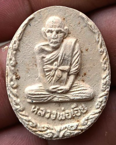 2.พระผงรูปเหมือนพิมพ์รูปไข่หลังยันต์ หลวงพ่อเอีย วัดบ้านด่าน จ.ปราจีนบุรี ขนาดสูง 3 ซ.ม.เศษ