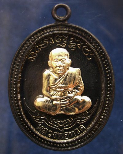 กรรมการ !!! เลข 176...เหรียญหลวงปู่ทวด หลังพ่อท่านเขียว วัดห้วยเงาะ รุ่นกิตติคุโณ 82 เนื้อทองแดงรมดำหน้า-หลังอัลปาก้า โค้ด-เลข พร้อมกล่องเดิม พ.ศ. 2553 สร้างแจกกรรมการ 999 องค์