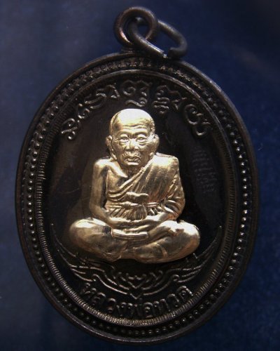 กรรมการ !!! เลข 198...เหรียญหลวงปู่ทวด หลังพ่อท่านเขียว วัดห้วยเงาะ รุ่นกิตติคุโณ 82 เนื้อทองแดงรมดำหน้า-หลังอัลปาก้า โค้ด-เลข พร้อมกล่องเดิม พ.ศ. 2553 สร้างแจกกรรมการ 999 องค์