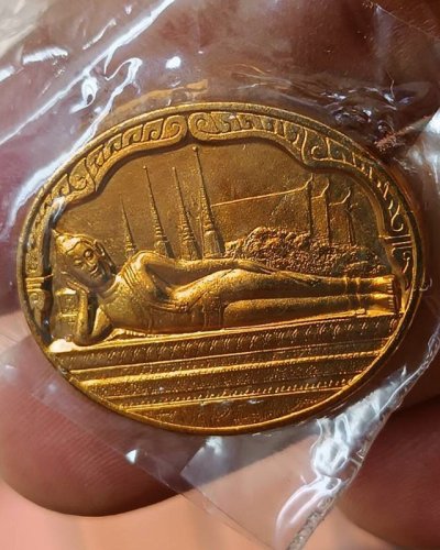 25.เหรียญพระนอน หลัง ภปร. พิธีใหญ่วัดโพธิ์ ฉลองในหลวงพระชนมายุครบ 5 รอบ พ.ศ. 2530 ไม่ผ่านการใช้ ซองเดิมๆ