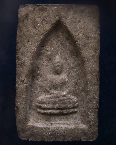 พระเนื้อผงหลวงปู่เฮี้ยง วัดป่า พิมพ์อรหัง เรือนแก้วซุ้มพิมพ์สี่เหลี่ยม 2 หน้า พ.ศ. 2495 ผสมผงหลวงพ่อแก้ว วัดเคลือวัลย์