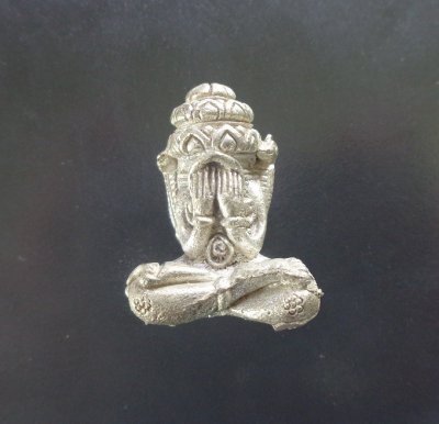 พระปิดตาพังพระกาฬขุนพันธุ์ ร่วมปลุกเสก สายวัดเขาอ้อ ปี ๒๕๔๕ เนื้อเงิน รุ่นมงคลจักรวาล จ.พัทลุง