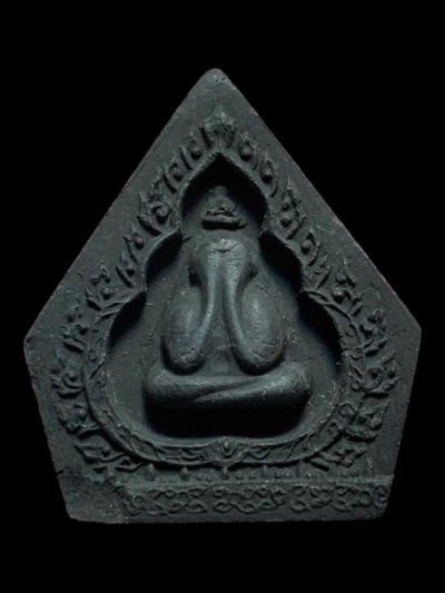 พระะปิดตาซุ้มลายกนก ห้าเหลี่ยม พระเทพชลธารมุนี เจ้าคุณวิเชียร จิตฺตวิริโย วัดเครือวัลย์ จ.ชลบุรี ปี 2519 เนื้อผงคลุกรัก ((ผสมผงเก่าหลวงพ่อแก้ว วัดเครือวัลย์)) สภาพเดิมเดิม